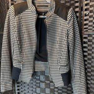 White House Black market size 4 cropped zipped blazer.